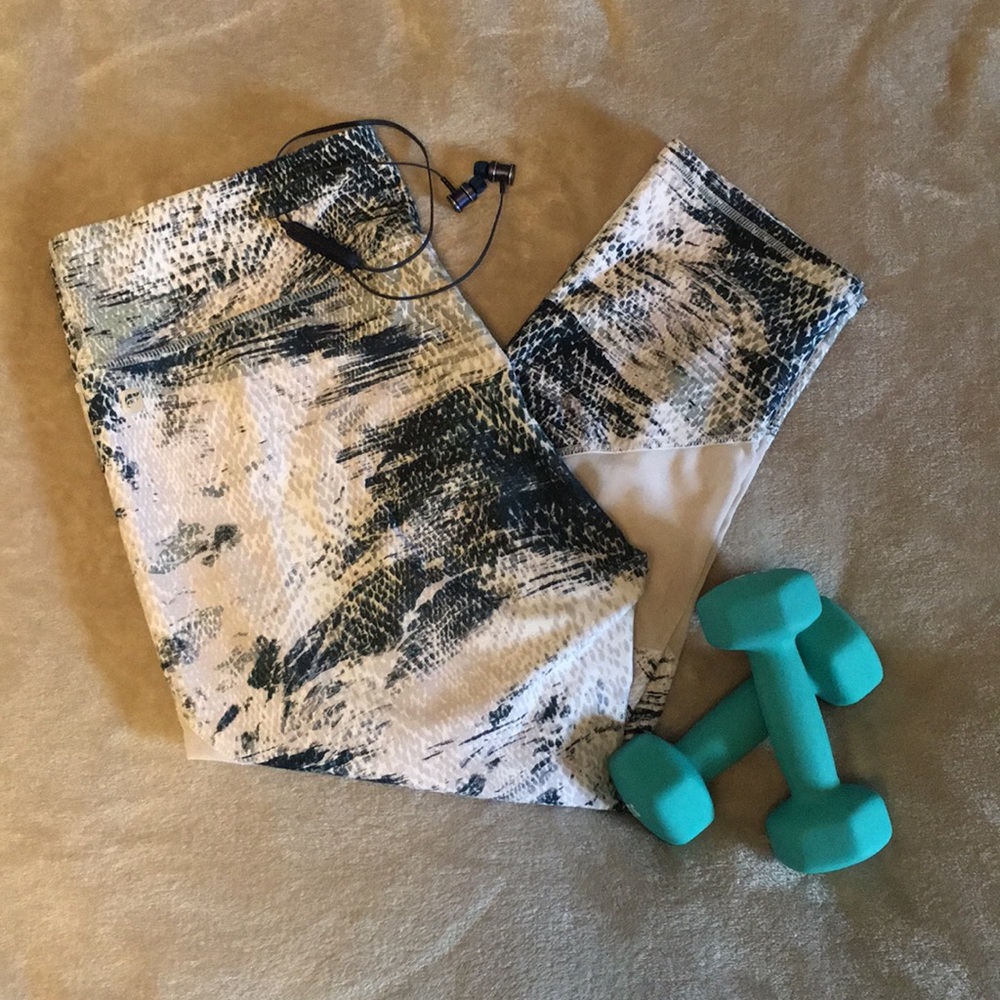 🦈Fabletics Capri leggings🦈